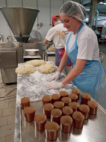 Выпечка куличей на предприятии "Русский хлеб" в Калининграде