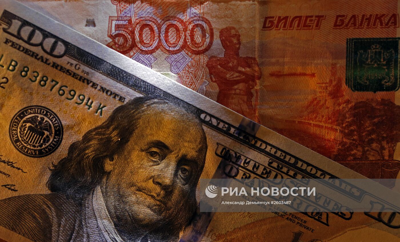 Денежные купюры США и России