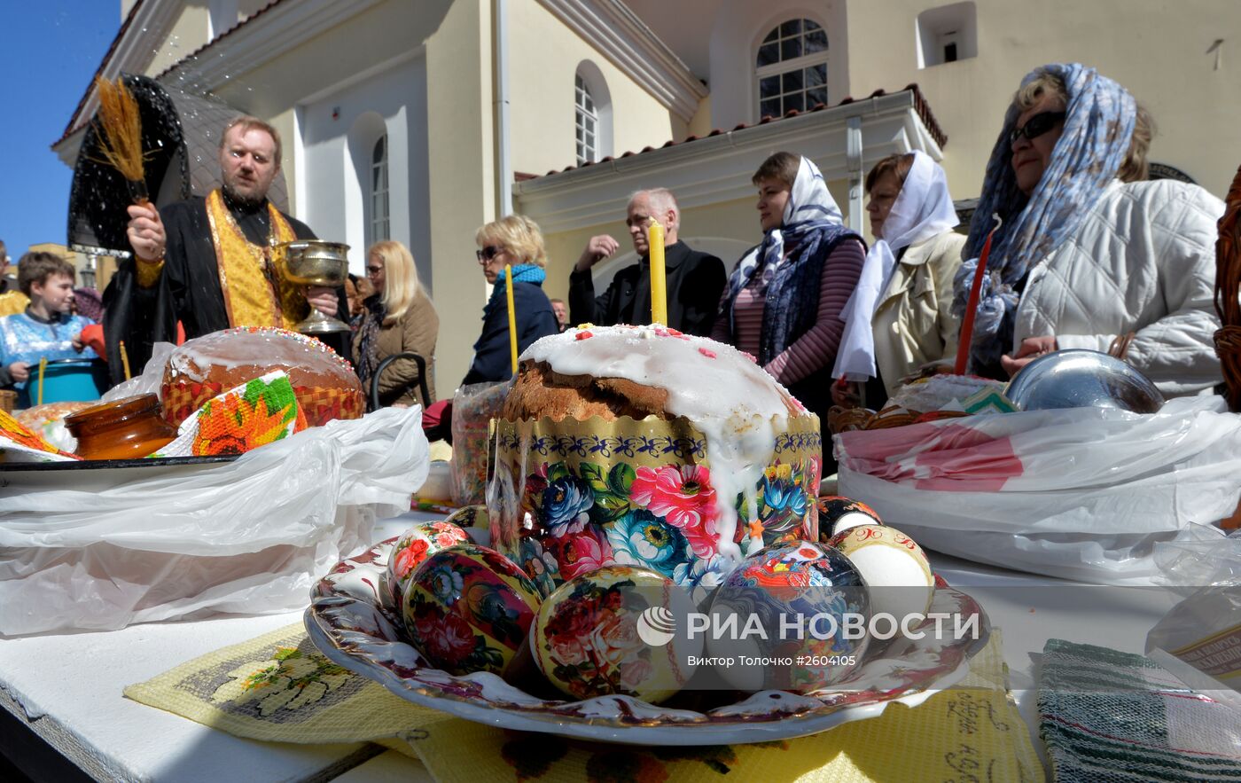 Освящение пасхальных куличей в Великую субботу в Белоруссии