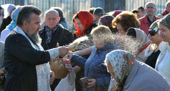 Освящение пасхальных куличей в Великую субботу в Белоруссии