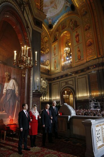 Президент РФ В.Путин и премьер-министр РФ Д.Медведев на пасхальном богослужении в храме Христа Спасителя