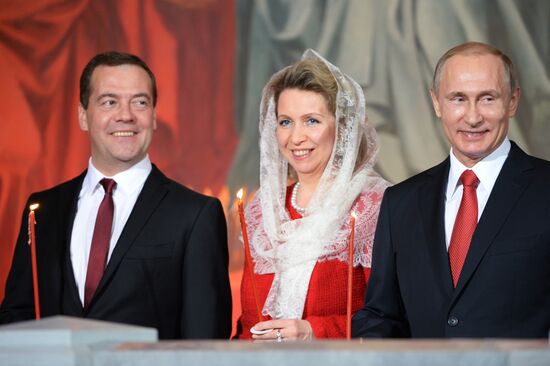 Президент РФ В.Путин и премьер-министр РФ Д.Медведев на пасхальном богослужении в храме Христа Спасителя