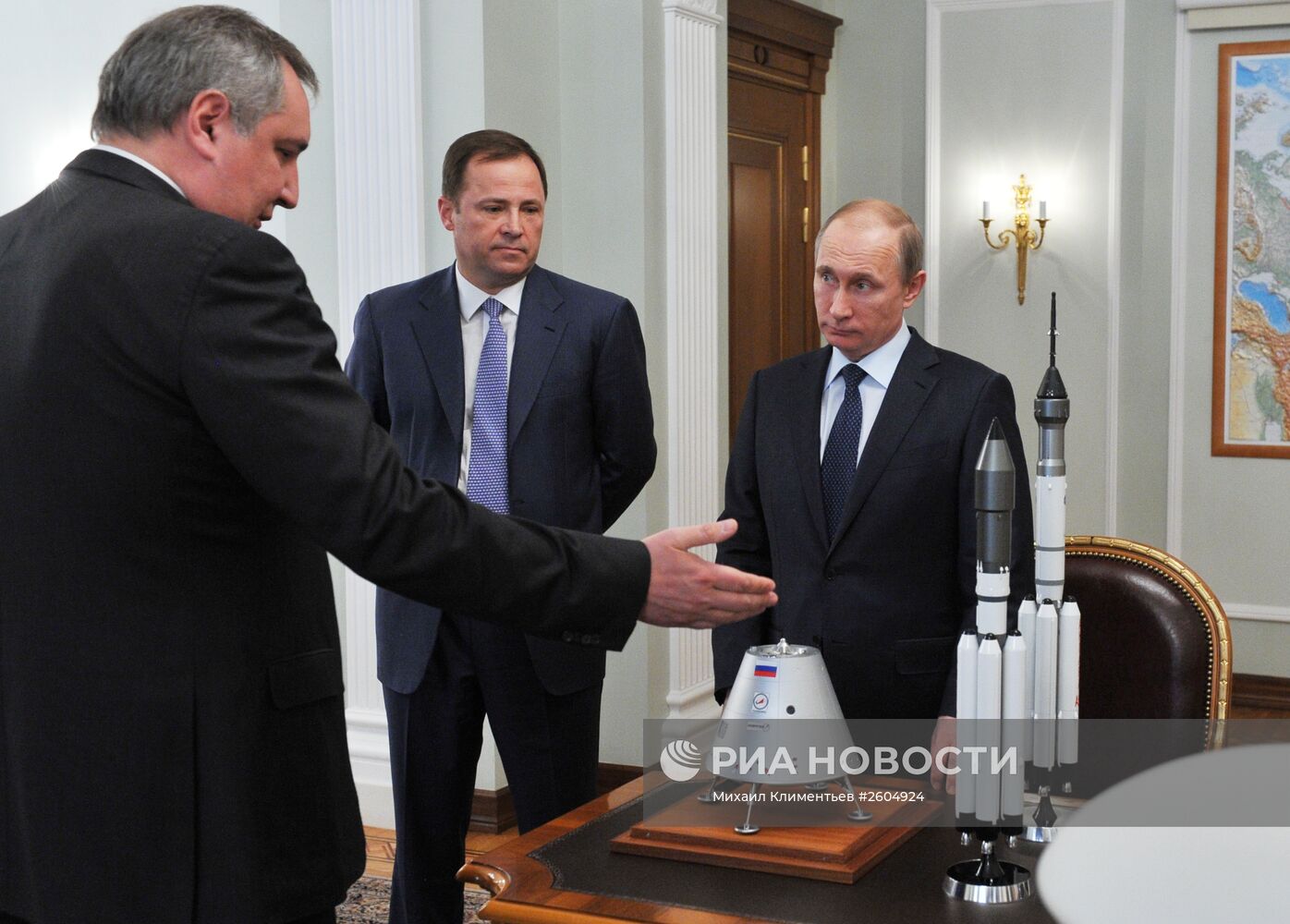 Президент РФ В.Путин встретился с вице-премьером Д.Рогозиным и главой Роскосмоса И.Комаровым