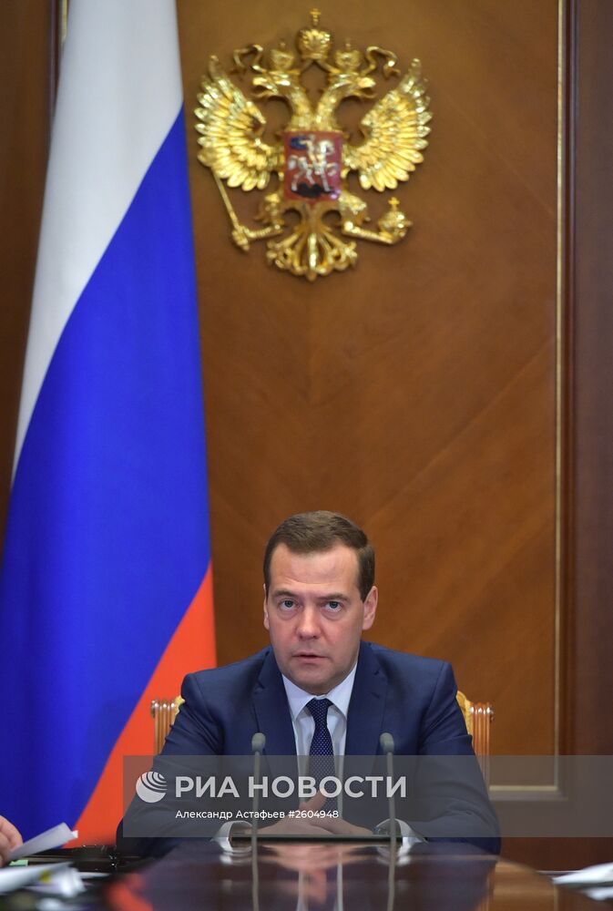 Премьер-министр РФ Д.Медведев провел совещание по развитию экономики и социальной стабильности в 2015 г.