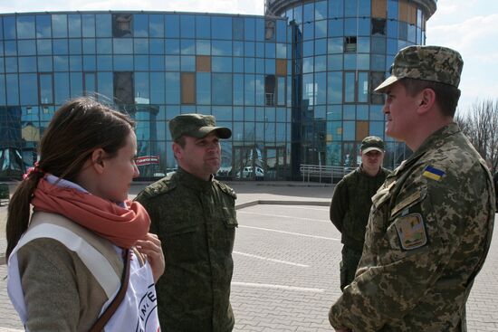 Представители ОБСЕ посетили район поселка Пески в Донецкой области