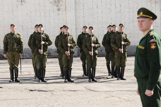 Тренировка роты почетного караула в Ростове-на-Дону