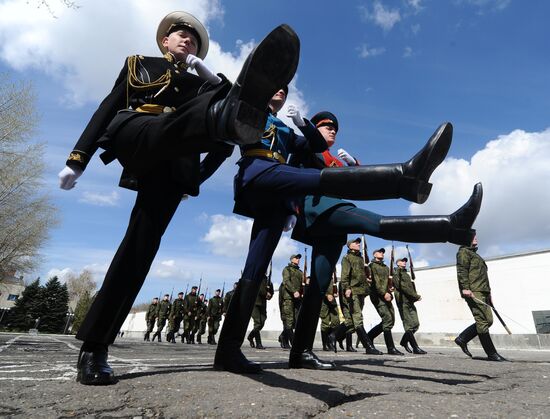 Тренировка роты почетного караула в Ростове-на-Дону