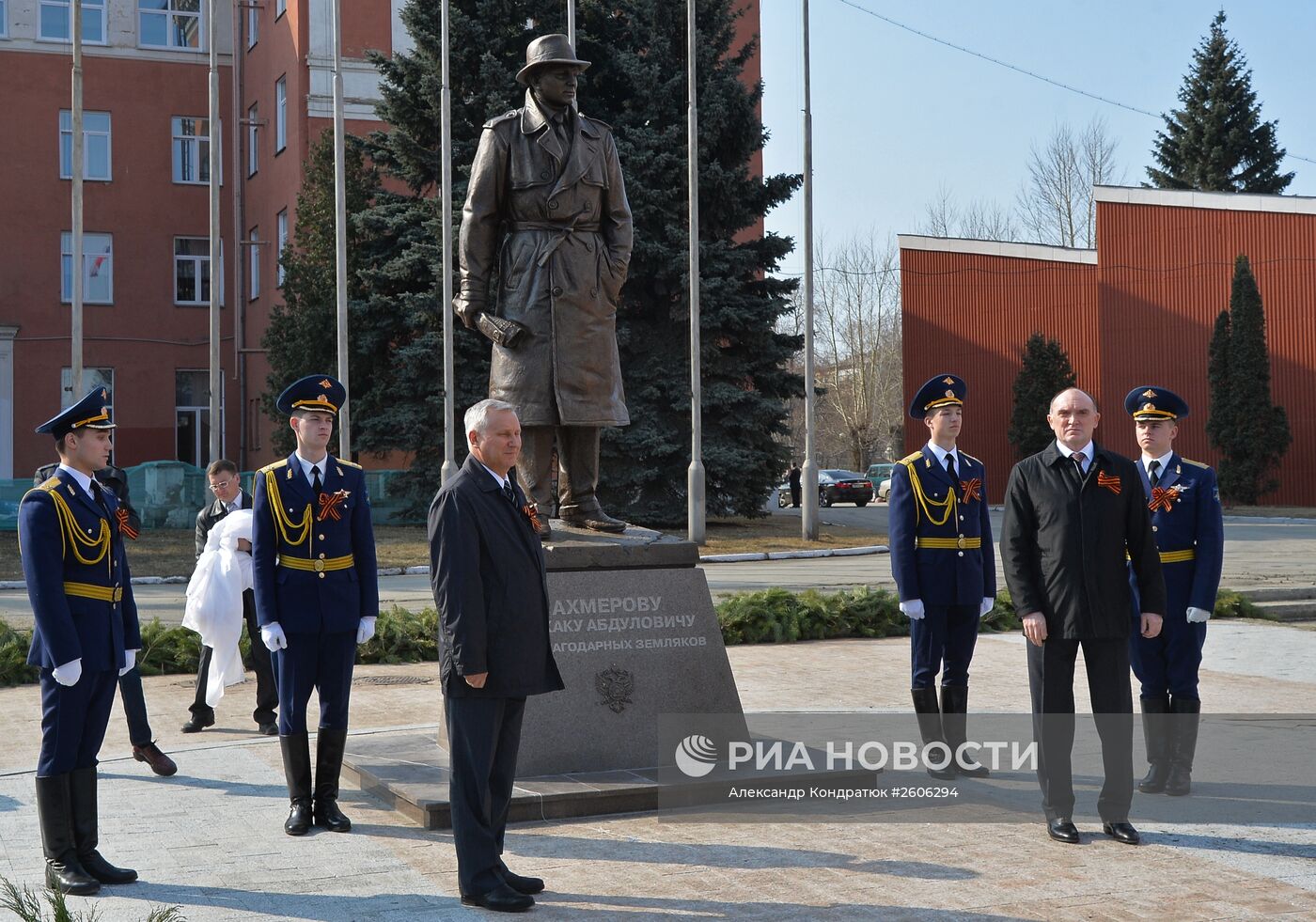 Открытие памятника советскому разведчику Исхаку Ахмерову в Челябинске