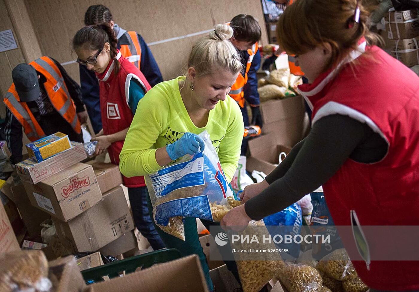 Центр раздачи гуманитарной помощи в деревне Дмитриевка в Хакасии