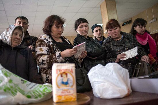 Центр раздачи гуманитарной помощи в деревне Дмитриевка в Хакасии