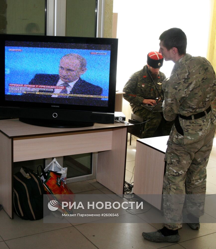 Жители Донецка смотрят "Прямую линию с Владимиром Путиным"