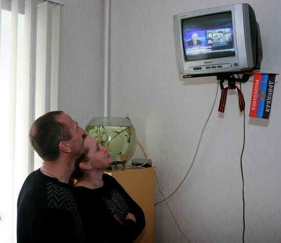 Жители Донецка смотрят "Прямую линию с Владимиром Путиным"