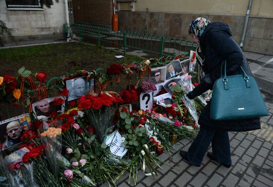 Цветы и свечи у посольства Украины в Москве в память об убитом в Киеве журналисте О.Бузине.