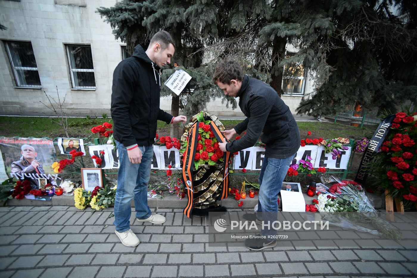 Цветы и свечи у посольства Украины в Москве в память об убитом в Киеве журналисте О.Бузине.