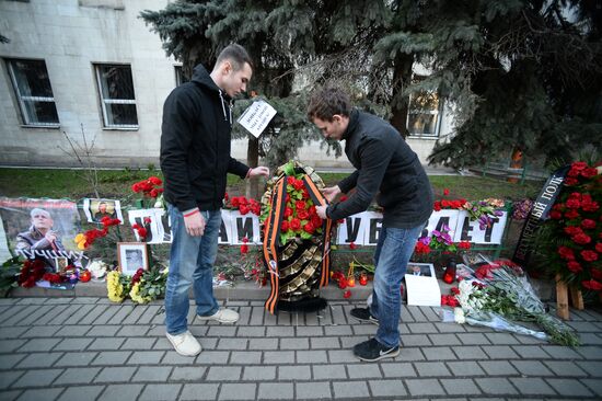 Цветы и свечи у посольства Украины в Москве в память об убитом в Киеве журналисте О.Бузине.