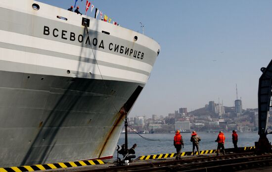 Встреча плавбазы "Всеволод Сибирцев" во Владивостоке