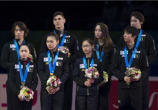 Церемония награждения призеров командного чемпионата мира по фигурному катанию в Токио