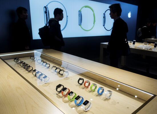 Часы iWatch представлены в салоне Apple перед стартом продаж в Японии