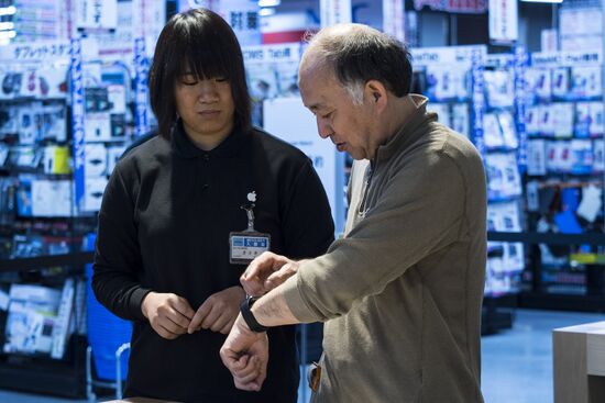 Часы iWatch представлены в салоне Apple перед стартом продаж в Японии