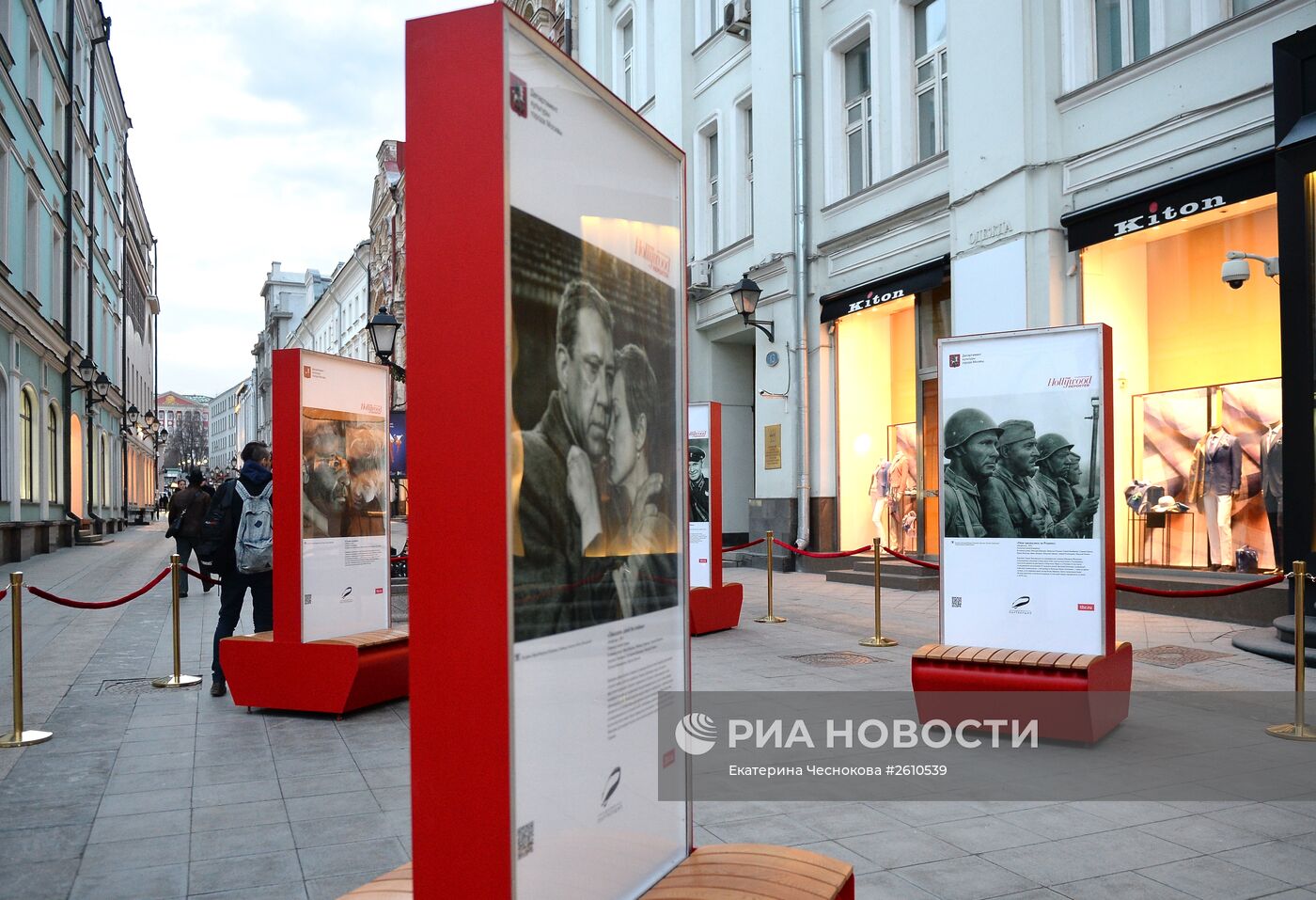 Открытие уличной фотовыставки "Лица Победы" в Москве