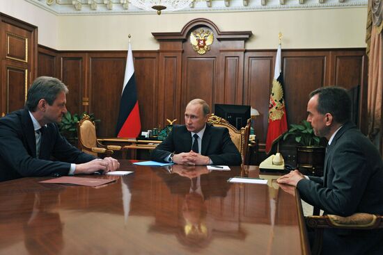 Президент России В.Путин провел встречу c губернатором Краснодарского края А.Ткачевым