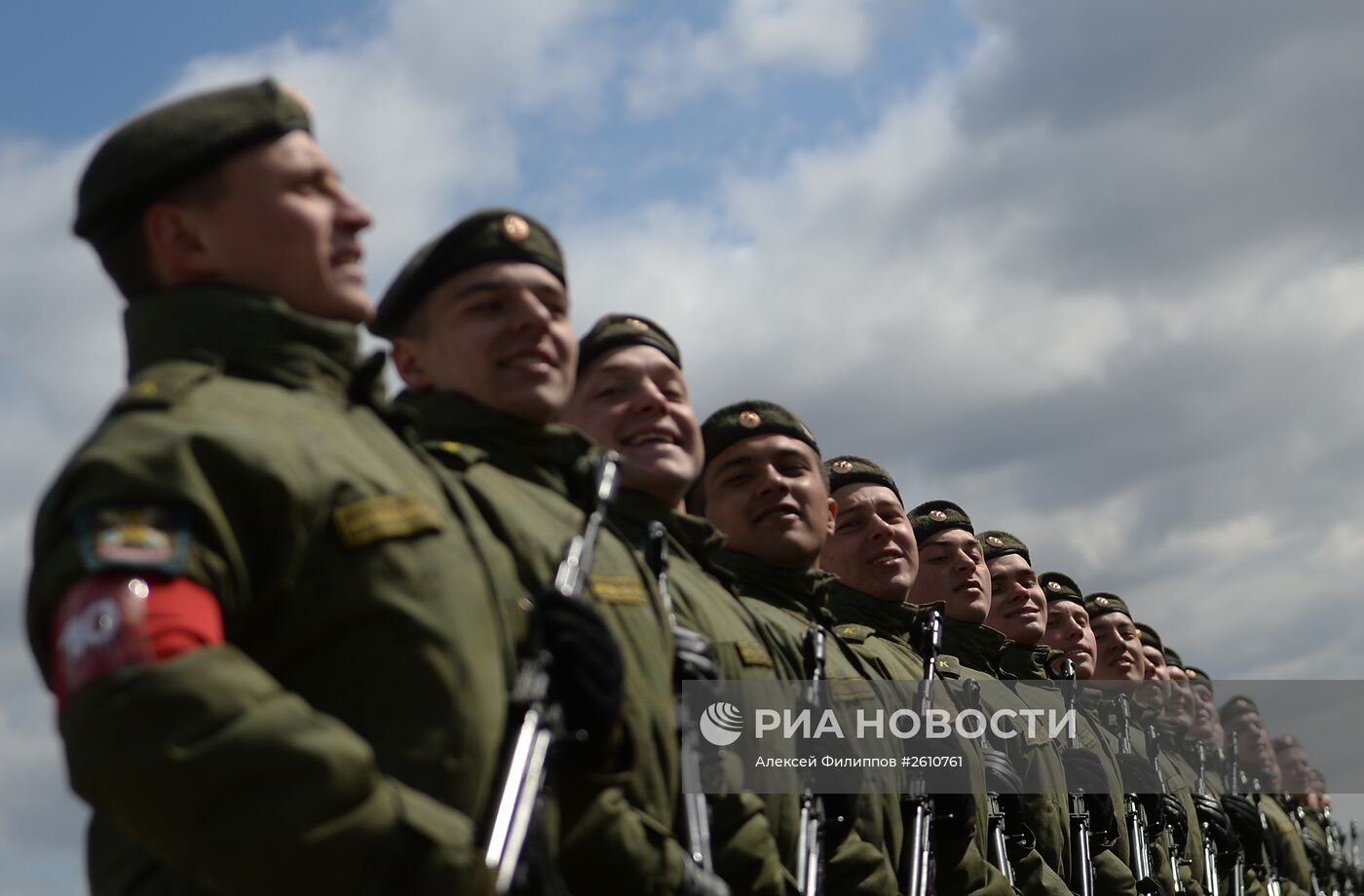 Совместная тренировка пеших и механизированных колонн к Параду Победы