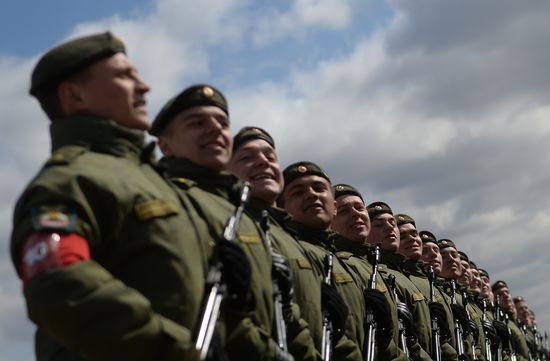 Совместная тренировка пеших и механизированных колонн к Параду Победы