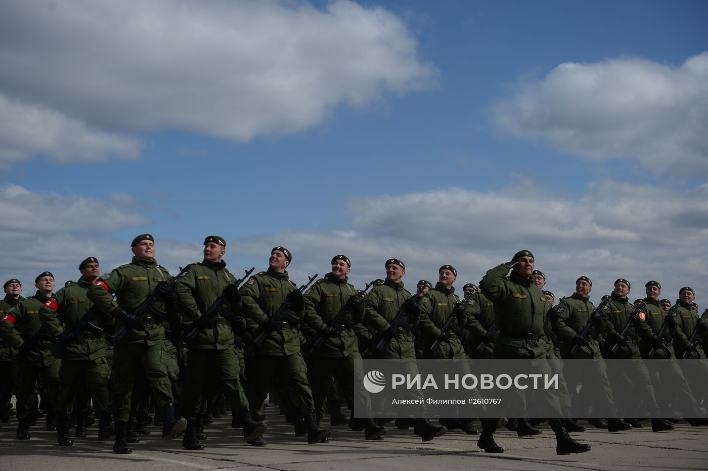 Совместная тренировка пеших и механизированных колонн к Параду Победы