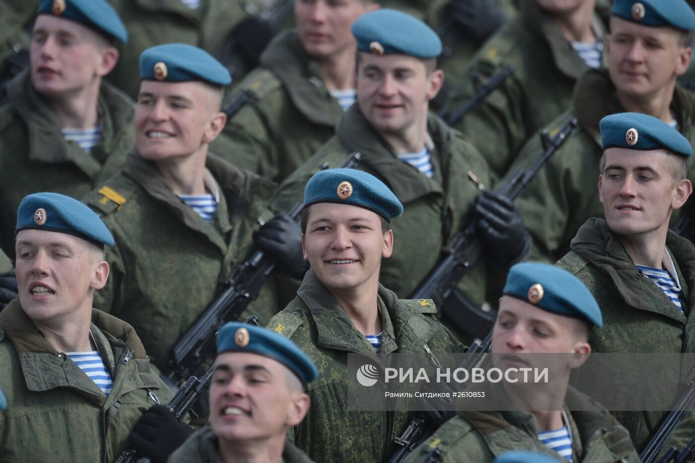 Совместная тренировка пеших и механизированных колонн к Параду Победы