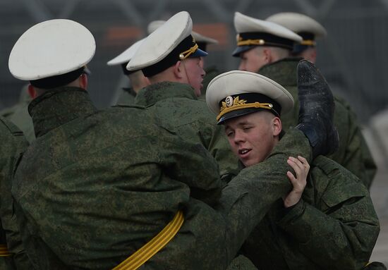 Совместная тренировка пеших и механизированных колонн к Параду Победы