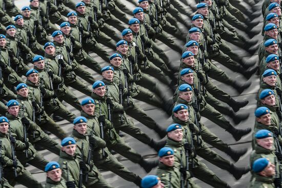 Совместная тренировка пеших и механизированных колонн к Параду Победы