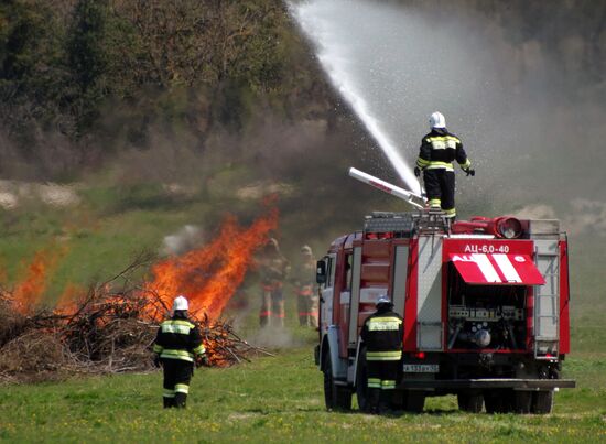 Учения по ликвидации лесных пожаров под Севастополем