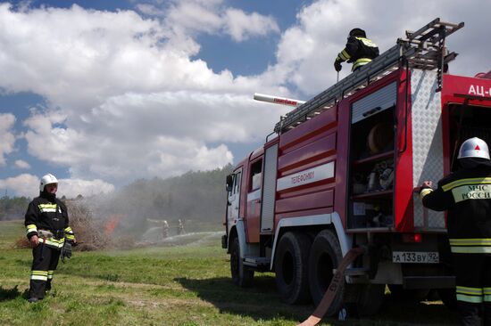 Учения по ликвидации лесных пожаров под Севастополем