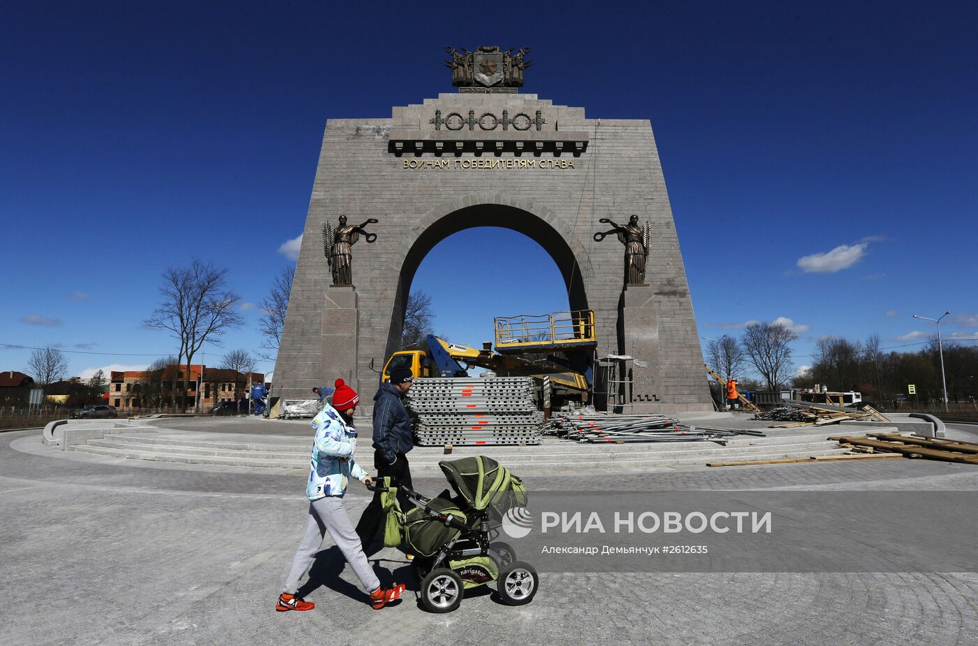 Строительство Арки Победы в пригороде Санкт-Петербурга