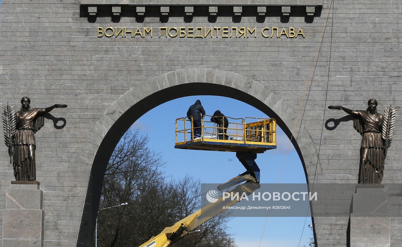 Строительство Арки Победы в пригороде Санкт-Петербурга