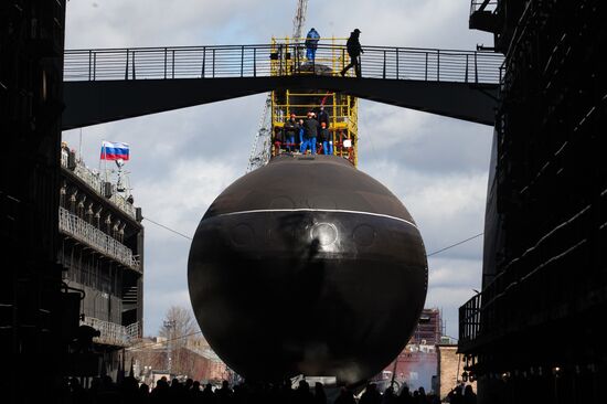 Спуск на воду подводной лодки "Краснодар" в Санкт-Петербурге
