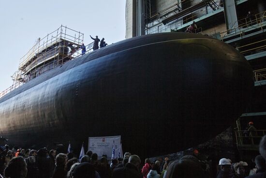 Спуск на воду подводной лодки "Краснодар" в Санкт-Петербурге