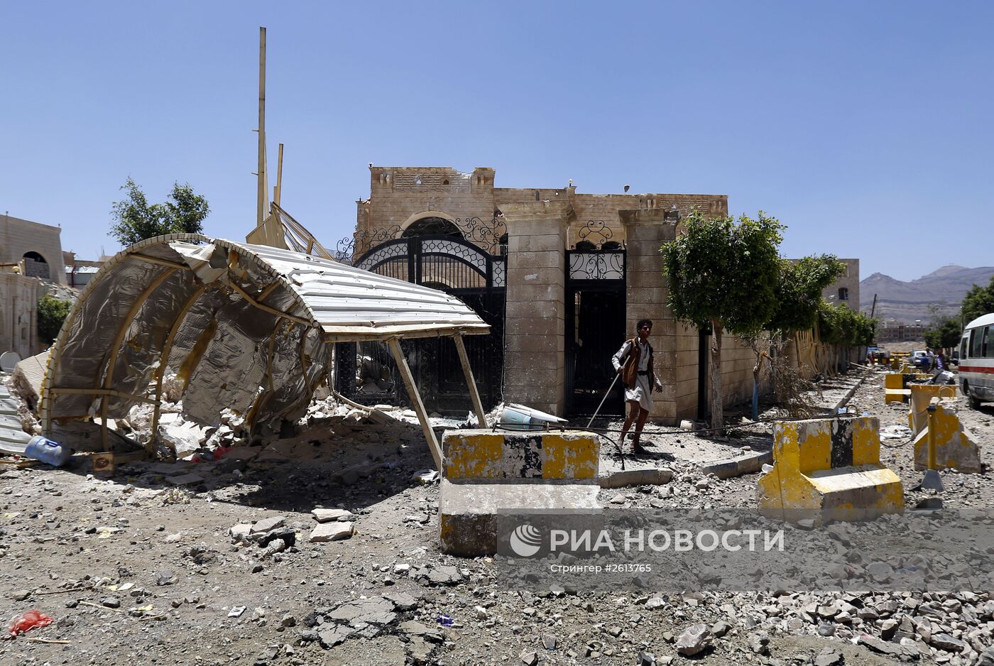 Последствия авиаударов коалиции арабских стран во главе с Саудовской Аравией в столице Йемена Сане