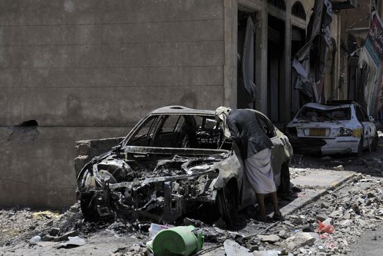 Последствия авиаударов коалиции арабских стран во главе с Саудовской Аравией в столице Йемена Сане