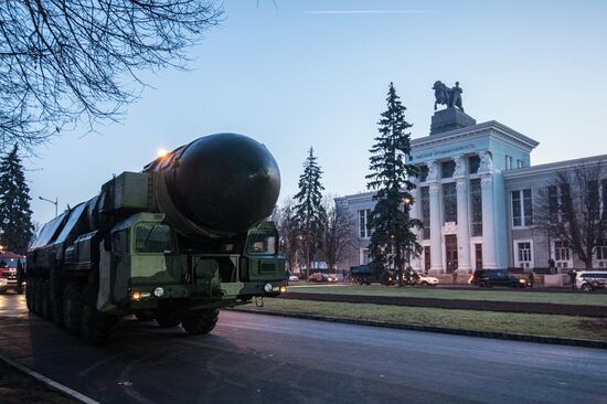 Траспортировка пусковой установки "Тополь" на ВДНХ