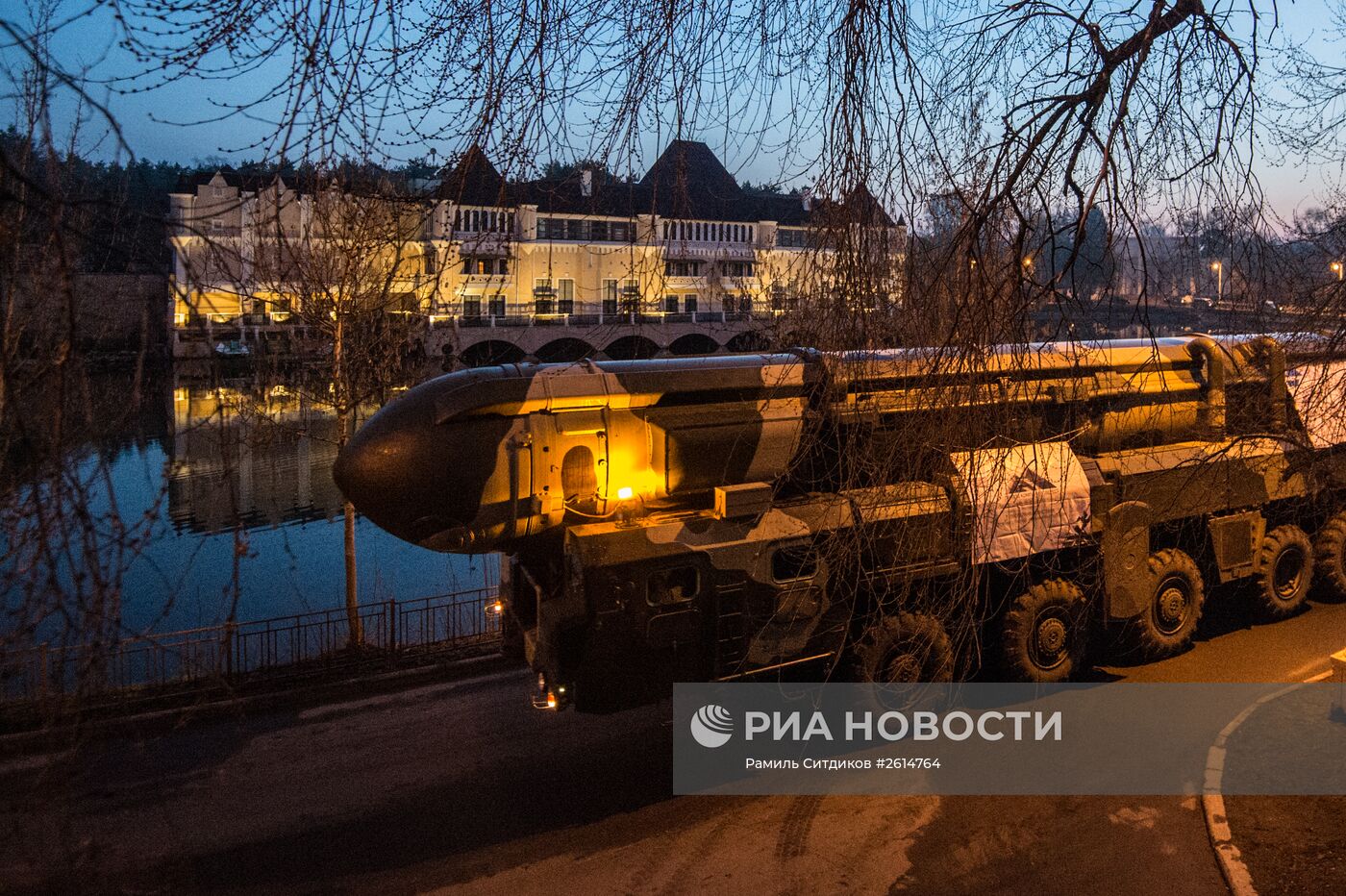 Траспортировка пусковой установки "Тополь" на ВДНХ