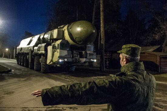 Траспортировка пусковой установки "Тополь" на ВДНХ