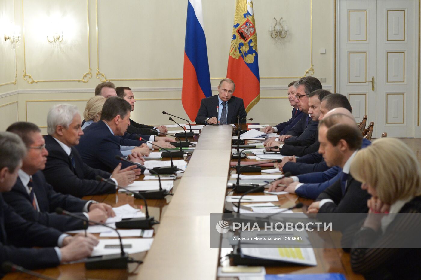 Президент РФ В.Путин провел совещание с членами правительства РФ