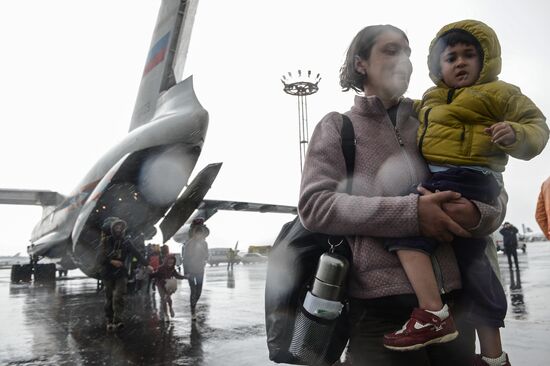 Самолеты МЧС РФ эвакуировали граждан России и других государств из Непала