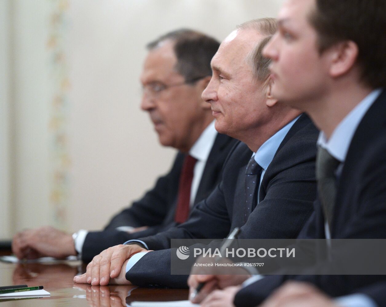 Президент РФ В.Путин принял представителей "группы старейшин"