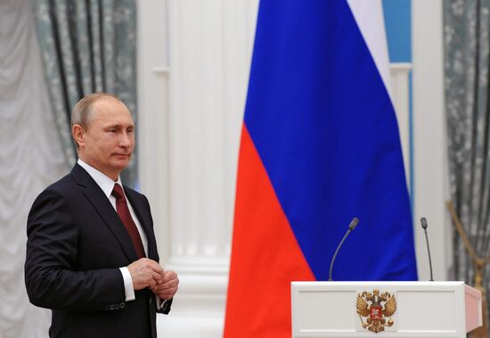 Президент России В.Путин вручил медали "Герой Труда Российской Федерации"