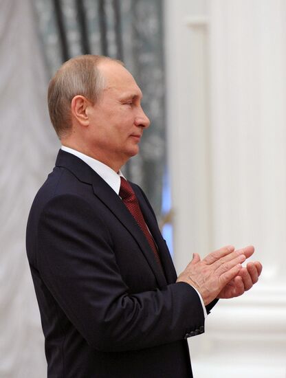 Президент России В.Путин вручил медали "Герой Труда Российской Федерации"