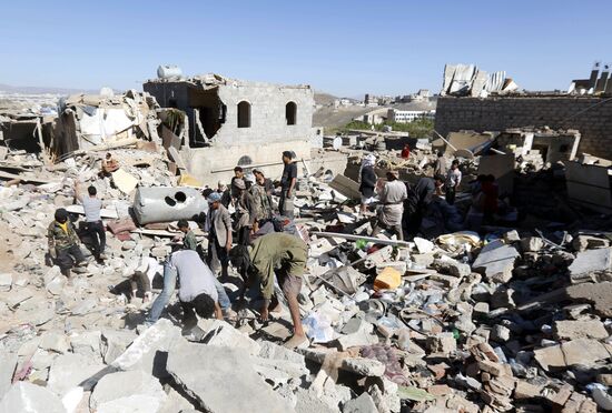 Последствия авианалета ВВС коалиции во главе с Саудовской Аравией в столице Йемена Сане
