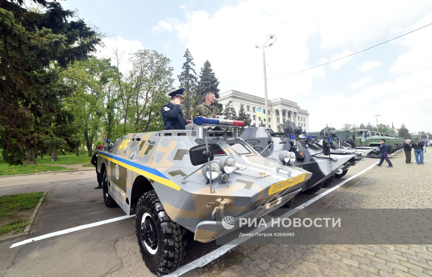 Смотр военной техники на Куликовом поле в Одессе