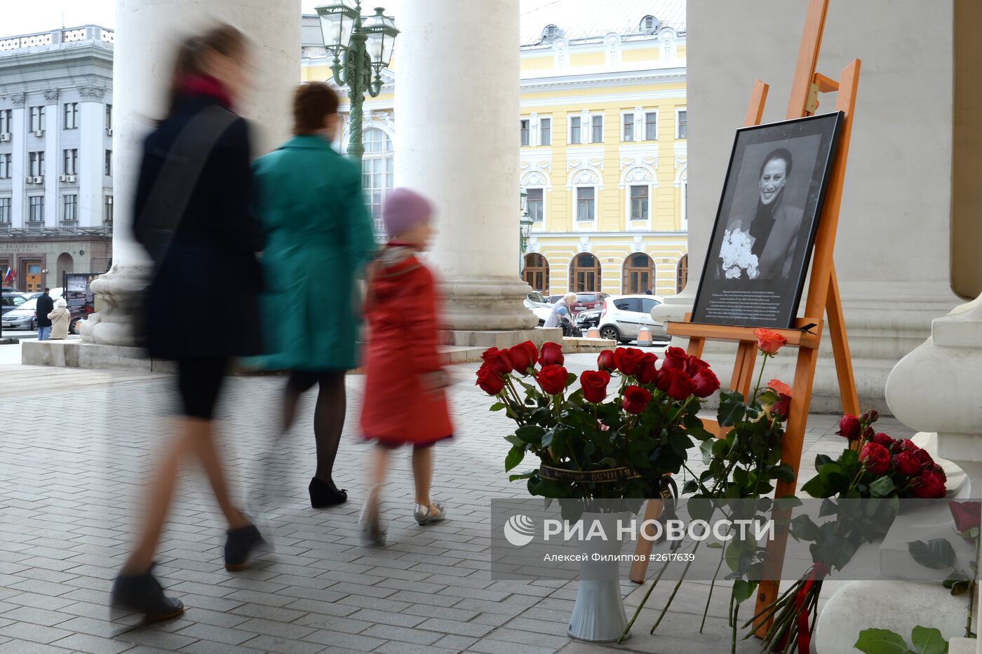 Цветы у Большого театра в память о Майе Плисецкой